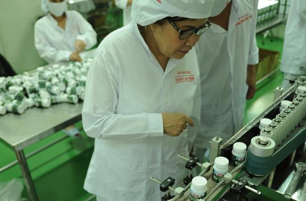 Dr. Nguyen Thi Ngoc Tram natural remedies for hot flashes without hormones  | Free us shipping | www.crilahealth.com 